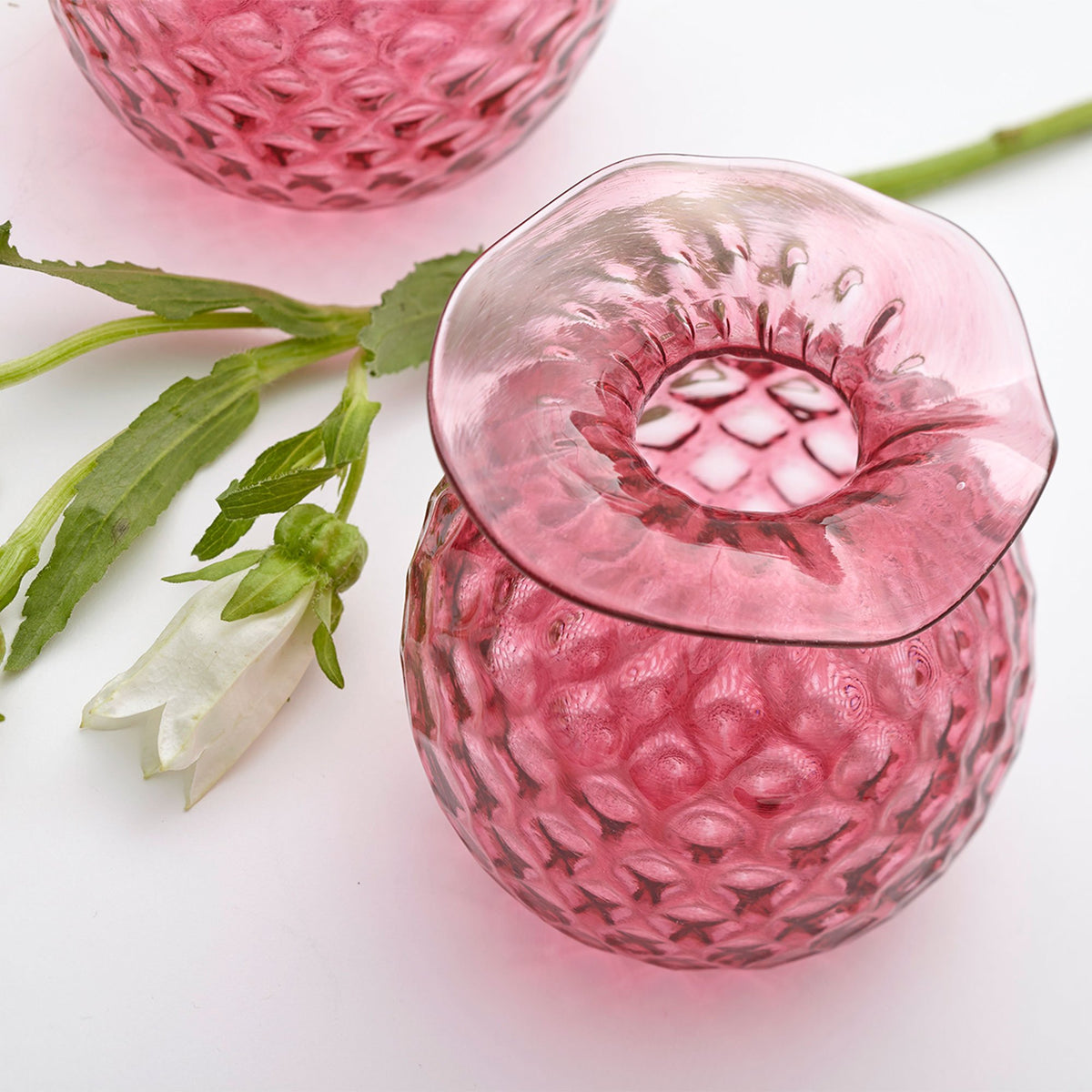 http://www.lifelongcollectibles.com/cdn/shop/products/pink-pineapple-textured-bud-vase-mariposa-3_1200x1200.jpg?v=1625610930