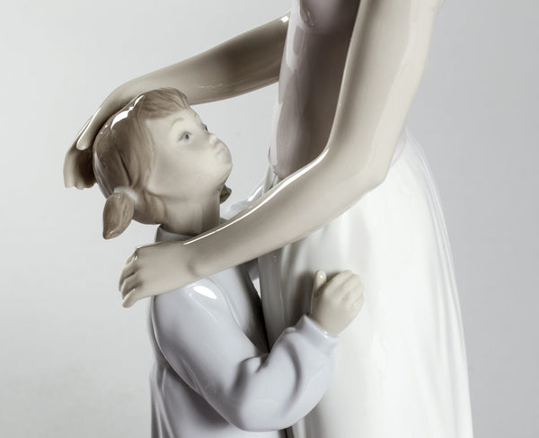 Load image into Gallery viewer, Lladro Someone to Look up to Mother Figurine
