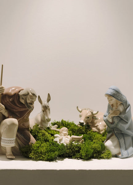 Load image into Gallery viewer, Lladro Silent Night Nativity Set
