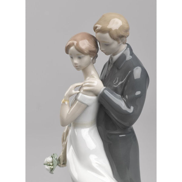 Load image into Gallery viewer, Lladro Everlasting Love Couple Figurine
